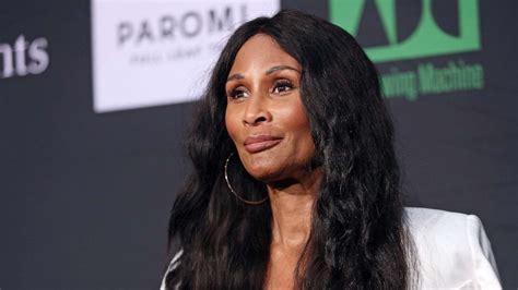 Beverly Johnson & Racism In The Fashion Industry - ReviewFitHealth.com