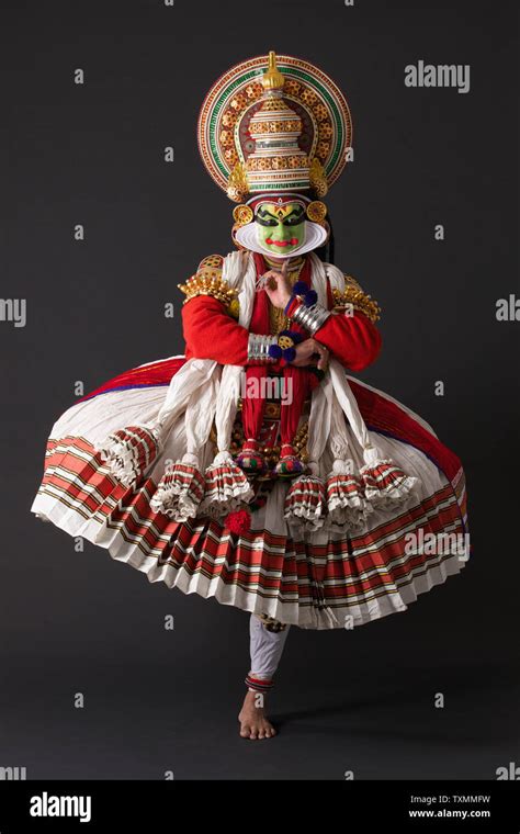 Kathakali dancer performing Stock Photo - Alamy