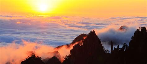 Watch Huangshan Sunrise While Hiking the Yellow Mounatin 2025