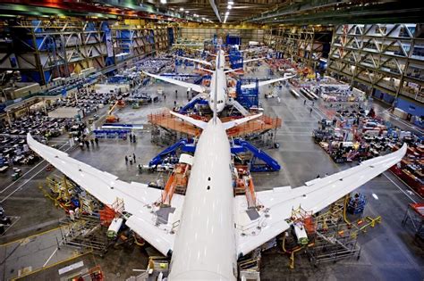 The Battle Of The Beasts: The Boeing Dreamlifter vs Airbus Beluga XL ...