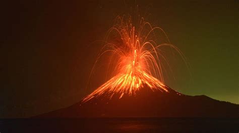 Gunung Krakatau Meletus