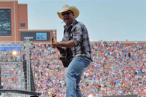 Garth Brooks Set for Eight More Las Vegas Shows