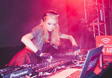 Paris Hilton se pasa a la profesión de moda, ser DJ