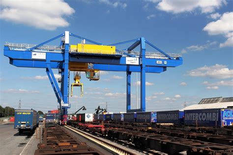 New railway crane in operation at Port of Duisburg | Container Management