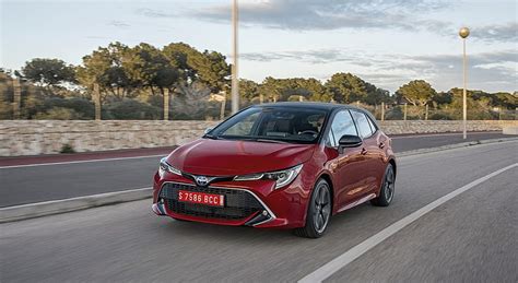 2019 Toyota Corolla Hatchback Hybrid 2.0L Red bitone (EU-Spec) - Front ...