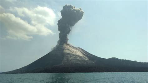 Indonesia orders flights to steer clear of erupting Anak Krakatau ...