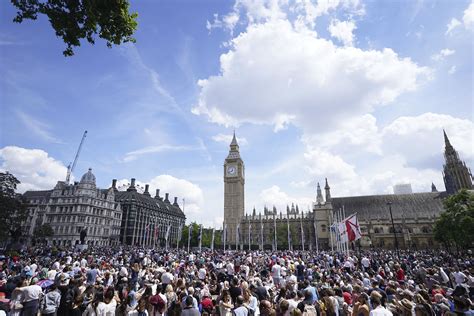 Queen Elizabeth's historic jubilee celebrations begin with parade ...