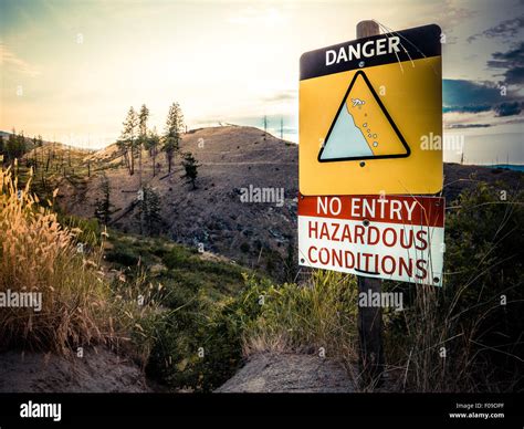 A Danger Sign On The Edge Of Cliff On A Hiking Trail Stock Photo - Alamy