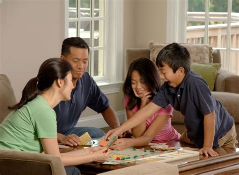 File:Family playing a board game (3).jpg - Wikimedia Commons