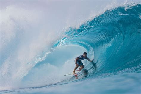 US-HAWAII-SURFING-PIPELINE