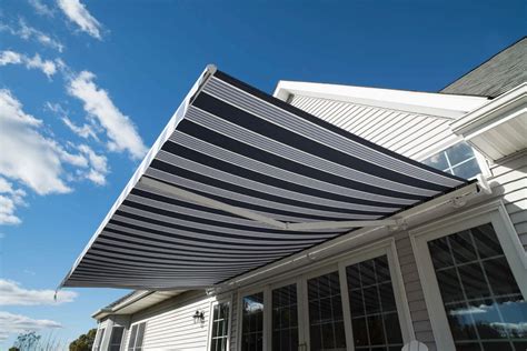 Manual vs Motorized l Retractable Awnings | Marygrove Awnings