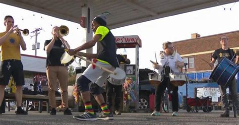 Minneapolis musicians brings community together through music - CBS News