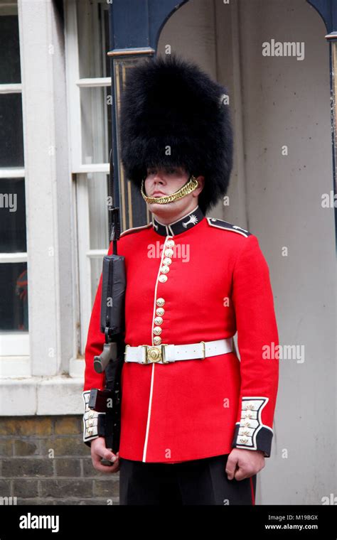 Buckingham Palace Uniforms / Royal Guard Summer Uniform On Sentry Duty ...