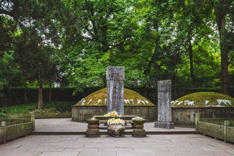 Tombs of Yue Fei in Yuewang Memorial Temple Near West Lake, Hangzhou ...