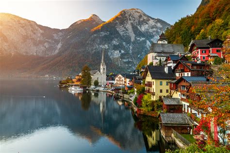 Sunrise view of famous Hallstatt mountain village with Hallstatter lake ...