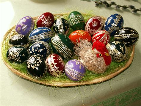 File:Easter eggs - straw decoration.jpg - Wikimedia Commons