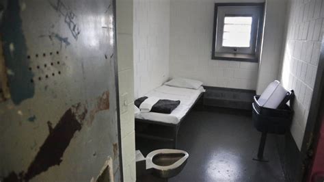 Solitary confinement can harm inmates, government watchdog says