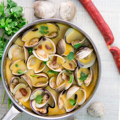 PORTUGUESE CLAMS STEW RECIPE with chorizo and white wine sauce