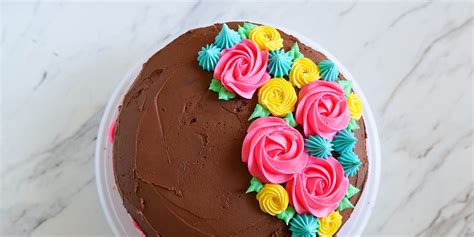 Tips for Frosting Cakes—and 4 Easy Ideas!