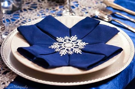 Snowflake napkin fold | Winter wedding table, Napkin folding, Napkins