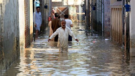 Pakistan floods: One third of country is under water - minister - BBC News