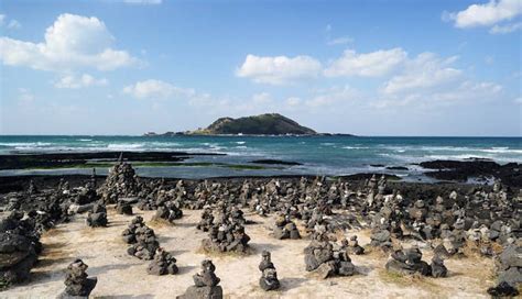 5 Beautiful Beaches To Visit on Jeju Island - lifeberrys.com