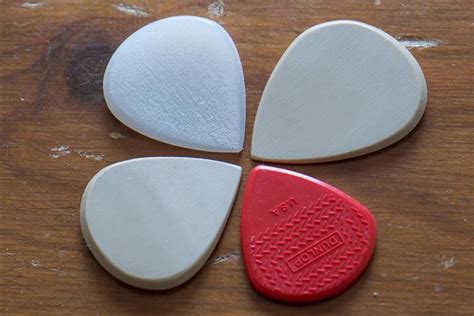 An Essential Guide To Guitar Pick Thickness - National Guitar Academy