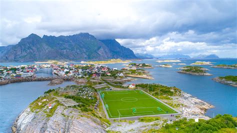 The most Awesome soccer field! Henningsvær Stadion, Lofoten islands ...