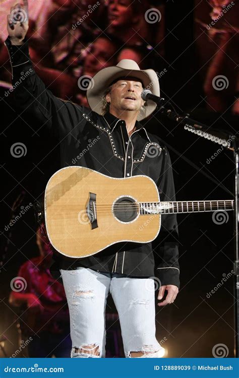 Alan Jackson Performs in Concert Editorial Stock Image - Image of ...