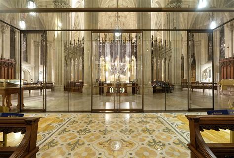 St. Patrick's Cathedral in New York: interior façade - seele