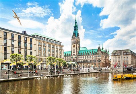 Beautiful view of Hamburg city center with town hall and Alster river ...