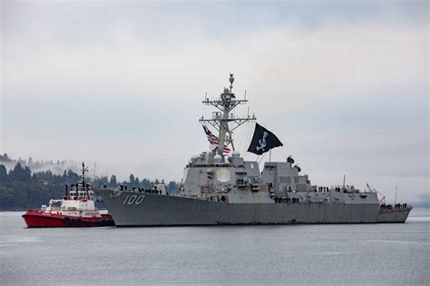 USS Kidd Arrives in Washington Flying a Pirate Flag. Here's Why It's ...