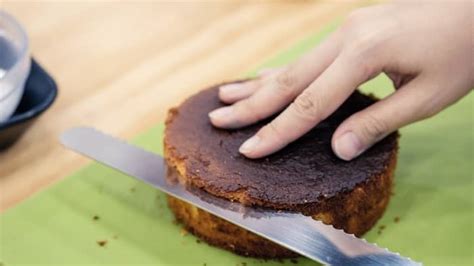 How to Level a Cake - 3 Effective and Easy Methods to Try