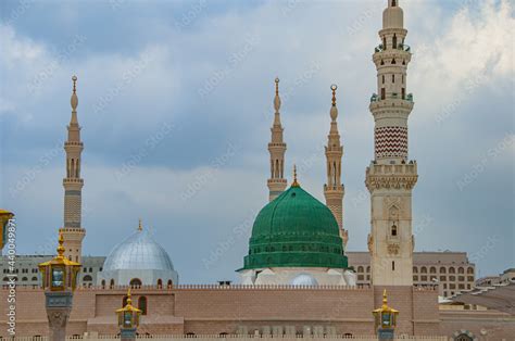 Mind-Blowing shot of the Green dome of Masjid al Nabawi Stock Photo ...