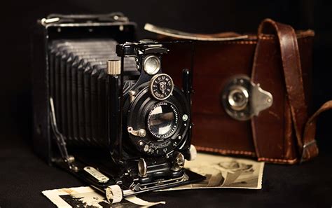 5 Vintage Cameras that Transport You to a Pre-Instagram Age - Invaluable