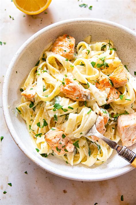 Creamy Salmon Pasta with Mixed Greens (VIDEO) - Vikalinka