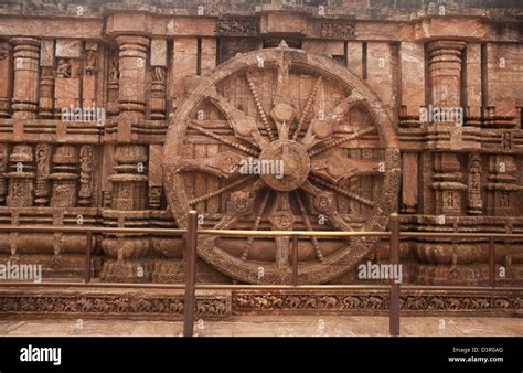 Chariot wheel at konark sun temple hi-res stock photography and images ...