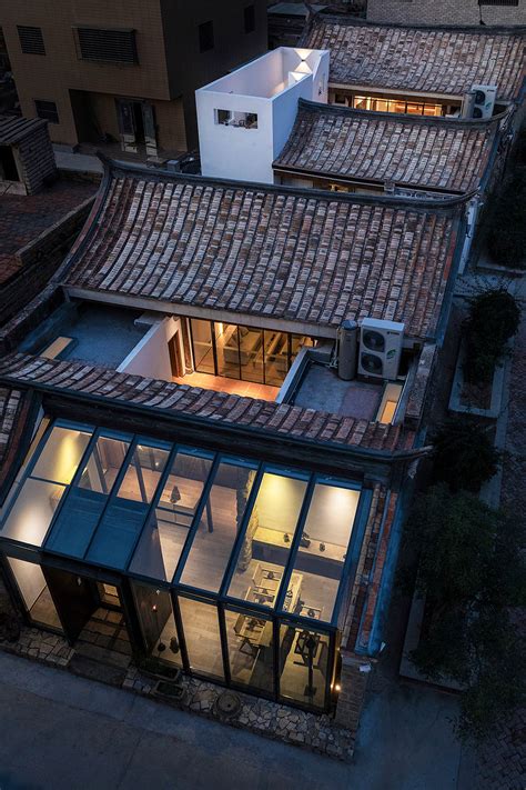 Glazed façade revives traditional Chinese house in Dazhai Village, Fujian