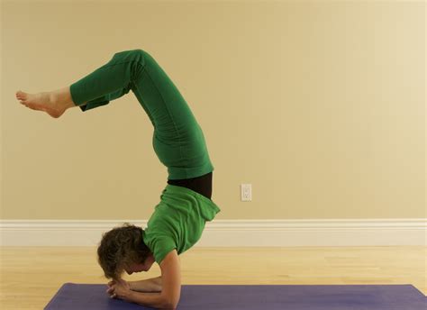 How to Do a Headstand Safely - CalorieBee - Diet & Exercise