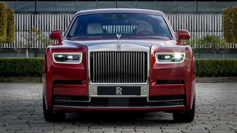 Rolls-Royce Red Phantom Has Tiny Crystal Particles In Its Paint