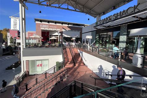 Buzzy new restaurants lead to a complete turnaround for Bay Area mall