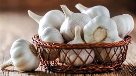 High blood pressure: Best ways to consume garlic for controlling BP ...