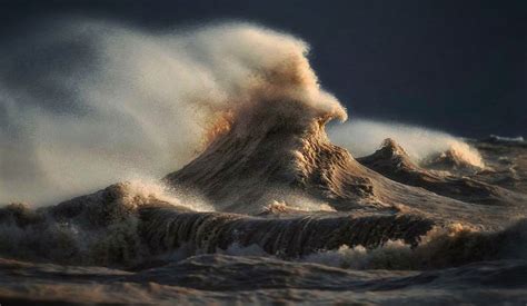 Photographer Captures The Magnificent Waves Of Lake Erie | DeMilked