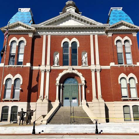 Entryway of Shelby County Courthouse in Shelbyville, Illinois. Paul ...