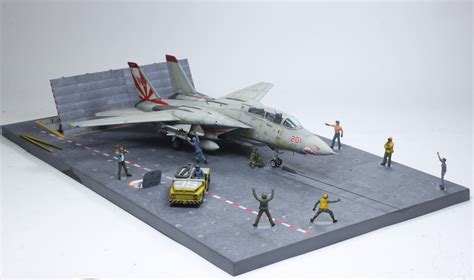 Built Model 1:72 Modern US Aircraft Carrier Deck Diorama /w F-14A ...