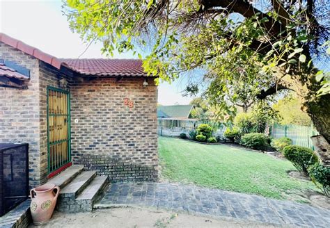 2 Bedroom House For Sale In Randpark Ridge - R1 650 000