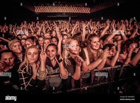 Audience at the concert hi-res stock photography and images - Alamy