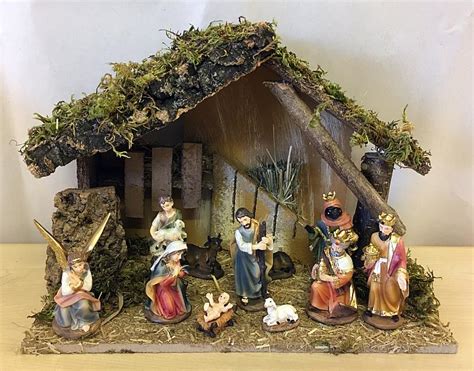 Christmas Crib: Nativity set 3.5 inch figures with stable