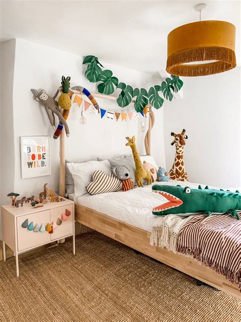 Fun animal safari-themed room – Pretty in Print Art Ltd