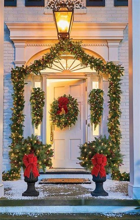 Awesome Christmas Lights Ideas For Exterior Decoration 11 - HMDCRTN